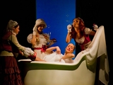 Орловчан поразила ванна в спектакле «Безумный день, или женитьба Фигаро»